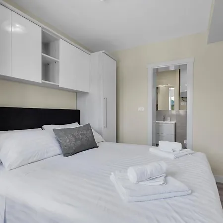 White House Rastovac Apartment